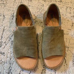 Born Cove Modern Sandals size 7 - Green suede